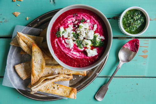 Rote-Bete-Suppe mit Feta und Kräuterpesto, dazu Pita-Chips