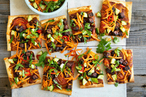 Pizza Bánh-mì-Style mit BBQ-Tempeh und mariniertem Gemüse