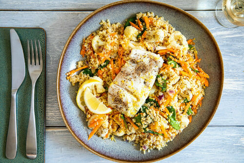 Seehecht auf fruchtig-feinem Bulgur mit getrockneten Datteln und Spinat