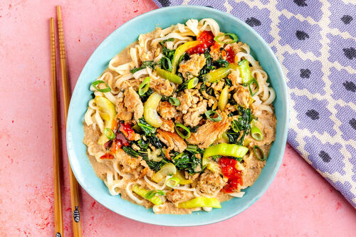 „Dan Dan“-Hack vom Bio-Rind mit Weizennudeln und Gemüse