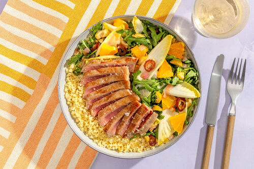 Sizilianisches Thunfischsteak an Bulgur und Orangen-Chicorée-Salat