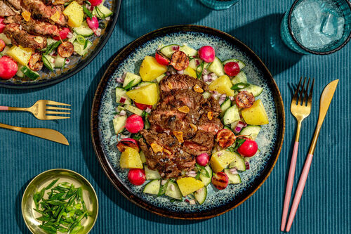 Zarte Steakstreifen vom Bio-Entrecôte dazu Kartoffelsalat mit gegrillten Radieschen