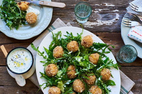 Knödel mit Knusperkruste, Bergkäse und grünem Salat