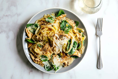 Tagliatelle mit Hähnchen in cremiger Frischkäse-Spinat-Sauce