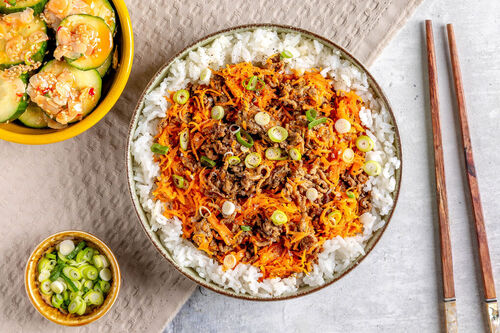 Gebratenes Rinderhackfleisch mit Karotten auf Jasminreis mit süß-scharfem Gurkensalat