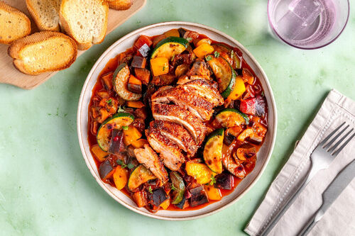 Saftiges Hähnchen auf Ratatouille mit knusprigen Baguettescheiben