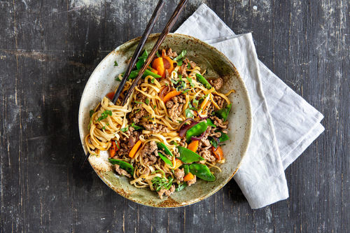 Asiatische Nudelpfanne mit Schweinehack und schwarzem Sesam