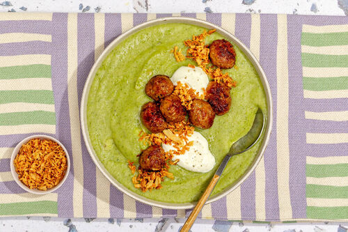 Brokkolisuppe mit Geflügelhackbällchen mit saurer Sahne und Röstzwiebeln