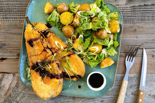 Panierte Auberginenschnitzel mit Wasabi-Kartoffel-Salat und Teriyakidip