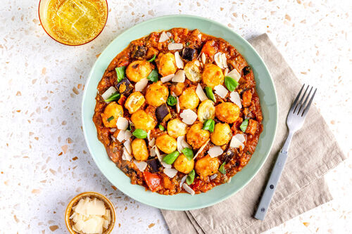 Käse-Gnocchi und Aubergine in fruchtiger Tomaten-Oliven-Sauce