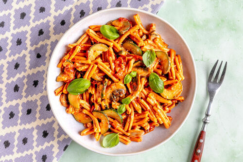 RS One-Pot-Pasta mit High-Protein-Penne mit Pilzen, Zucchini und Basilikum