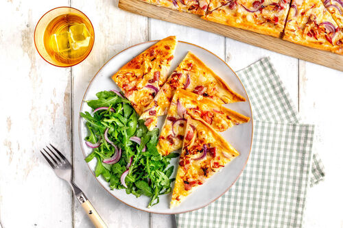 Flammkuchen mit Apfel und Speck dazu Rucolasalat mit eingelegten Zwiebeln