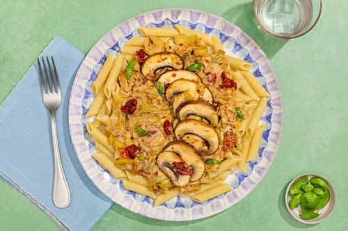 High-Protein-Penne mit „Marry me“-Pilzsauce mit getrockneten Tomaten und Basilikum