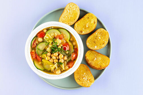 Kichererbsen-Gemüse-Eintopf mit frischen Kräutern und würzigem Röstbrot