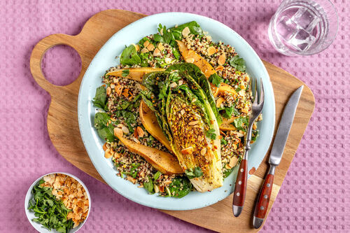 Angerösteter Salat mit Birne dazu Quinoa mit Spinat und Mandeln