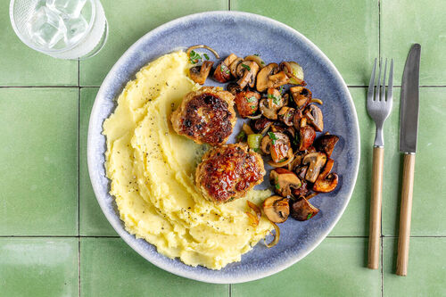 Bouletten Jäger-Art mit gemischtem Hack dazu Pilze und Kartoffelstampf