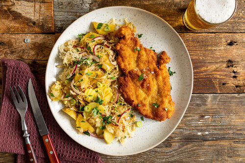 Knuspriges Bio-Hähnchenschnitzel mit Kartoffel-Kraut-Salat