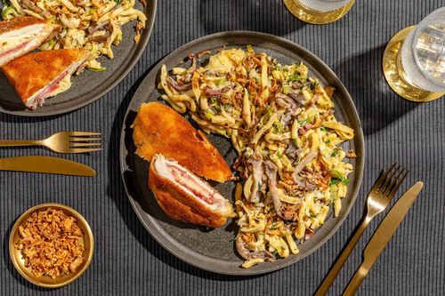 Schnitzel vom Bio-Huhn à la Cordon Bleu auf Spätzle in cremiger Pilzsauce mit Speck