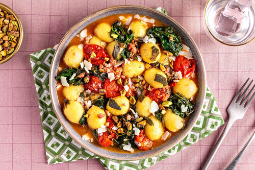 Käse-Gnocchi mit Bacon und Salbei mit Kirschtomaten, Käse und Pistazien