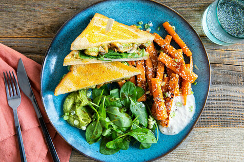 Vegane Sandwiches mit Miso-Pilzen dazu Gemüsepommes und Spinatsalat