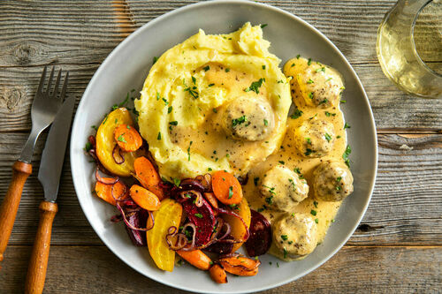 Schwedische Hackfleischbällchen in Sauce mit Püree, Ofengemüse und Röstzwiebeln