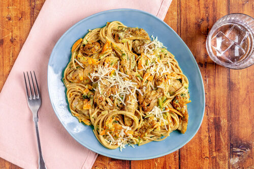 Vollkornspaghetti al pollo in cremiger Zucchini-Möhren-Sauce