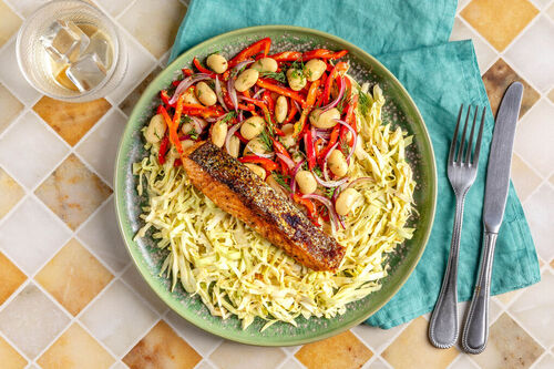 Knusprig geröstetes Lachsfilet auf Kohlsalat mit eingelegtem Paprika-Bohnen-Gemüse