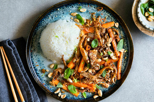 Thailändische Austernpilzpfanne vegan mit Zitronengras auf Kokosreis