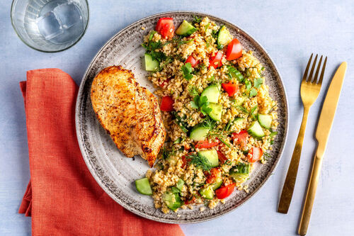 Aromatisches Za’atar-Hähnchen mit buntem Bulgursalat