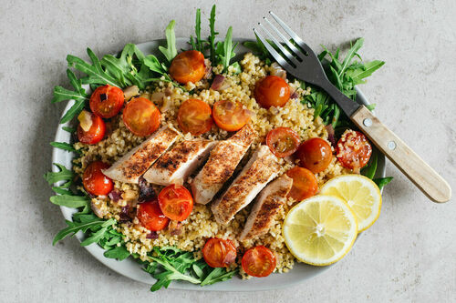 Orientalisches Hähnchenfilet mit Rucola-Bulgur und Kirschtomaten