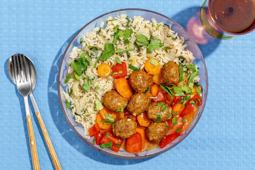 Geflügelhackbällchen in scharfem Gemüseragout an Jasminreis mit Petersilie und Minze