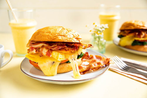 Frühstücksburger mit Ei & Speck dazu indischer Orangenlassi