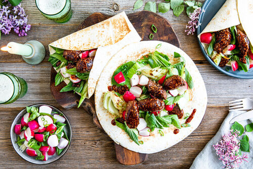 Deftige Rindswurst-Tacos mit Pak Choi und pikanter Sauce
