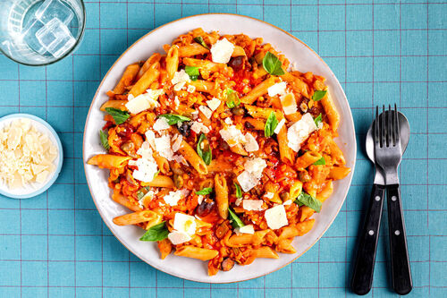 High-Protein-Penne mit Veggie-Bolognese würzig-fein mit Kapern und Oliven
