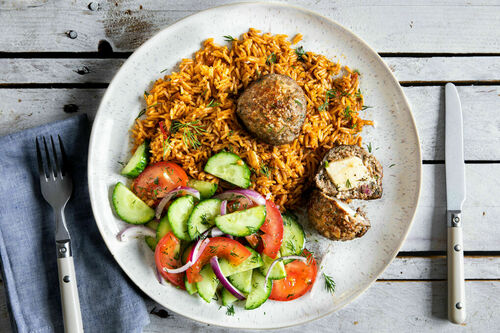 Bifteki mit Fetafüllung dazu Reis mit Tomaten-Oliven-Pesto und Salat