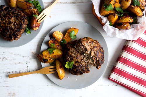 Bifteki vom Bio-Rind mit Fetafüllung und tomatigen Ofenkartoffeln