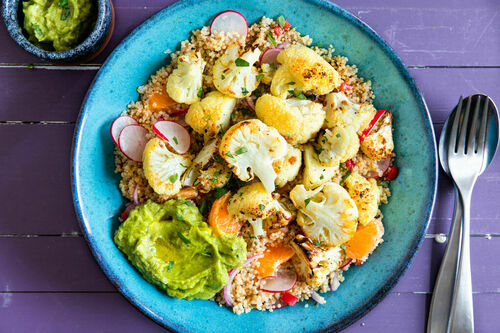 Gerösteter Blumenkohl mit Mandarine auf Quinoa mit Guacamole