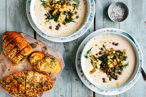 Blumenkohl-Fenchel-Suppe mit Pinienkernen dazu knuspriges Knoblauchbaguette