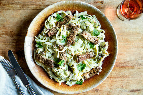 Blumenkohl-Pasta mit Steakstreifen und Koriander-Kürbiskern-Pesto mit Joghurt