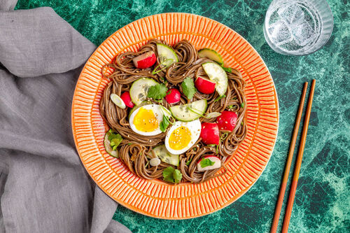 Schnelle Soba-Nudeln mit wachsweichem Ei mit knackiger Gurke, Radieschen und Koriander