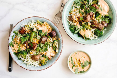 Asia-Salat mit Rindfleisch und Brokkoli dazu ein cremig-pikantes Erdnussdressing