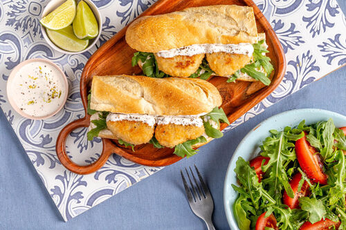 Fischnuggets im Brötchen dazu Rucola-Tomaten-Salat