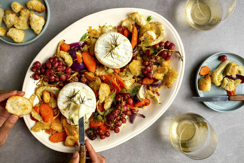 Gebackener Camembert mit buntem Gemüse und Trauben