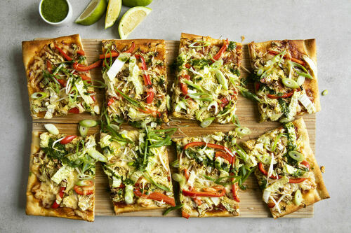Superschnelle Pizza mit asiatischem Gemüsemix und Kräutern