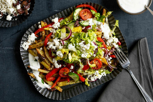 Griechische Pommes mit Feta und buntem Salat-Topping