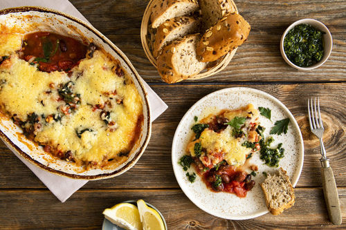 RS Bohnen-Speck-Auflauf mit Spinat dazu Gremolata und knuspriges Brot