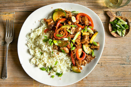 Pikante Hähnchenpfanne mit Gemüse und Kokosreis