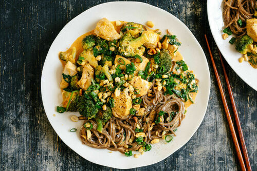 Rotes Hähnchencurry mit Sobanudeln, Brokkoli und Erdnüssen