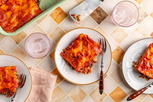 Pinke Lasagne Bolognese mit Roter Bete, Spinat und Salbei