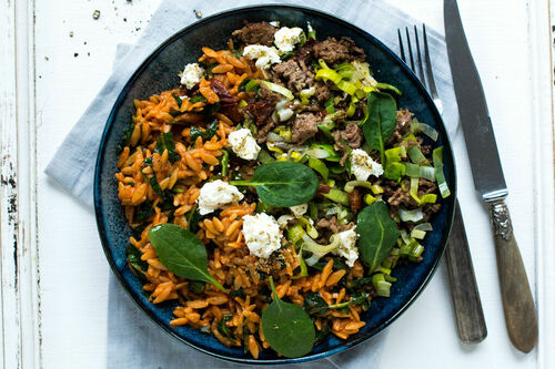 Mediterrane Hackfleischpfanne mit Lauch und Tomaten-Spinat-Risoni